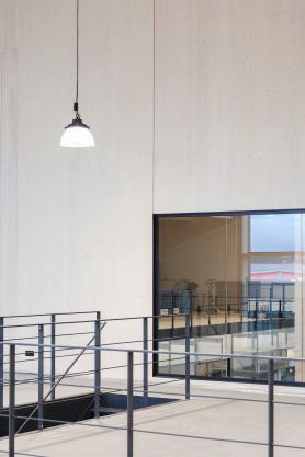 „Offene Galerieebene mit Stahlgeländern, heller Holzoberfläche und großem Innenfenster in moderner Arbeitsumgebung.“ geplant und umgesetzt von arcplus Freudenstadt